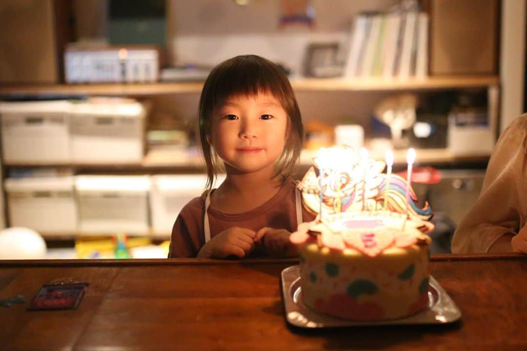 坂本美雨さんのインスタグラム写真 - (坂本美雨Instagram)「7月27日、5歳になりました。 ふーーーっ🎂 . 誕生日の #今日のなまこちゃん 📷 @shunsuketeruya  #BirthdayGirl #ふーってやってるの見てるかぁさんも口がふーってなってたことに気づいた」7月31日 22時31分 - miu_sakamoto