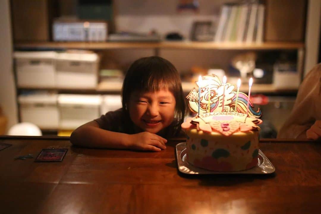 のインスタグラム：「7月27日、5歳になりました。 ふーーーっ🎂 . 誕生日の #今日のなまこちゃん 📷 @shunsuketeruya  #BirthdayGirl #ふーってやってるの見てるかぁさんも口がふーってなってたことに気づいた」