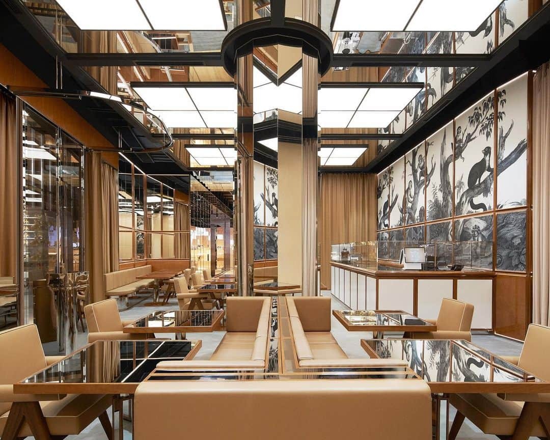 Burberryさんのインスタグラム写真 - (BurberryInstagram)「Thomas’s Cafe at #BurberryOpenSpaces, our innovative new social retail store in Shenzhen, China . Decorated with motifs from the Burberry Animal Kingdom, the collaborative space is inspired by our founder Thomas Burberry’s legacy of bringing communities together, offering a celebration of English and Chinese tea cultures alongside exhibitions, workshops and live performances . Find out more at link in bio」7月31日 22時32分 - burberry