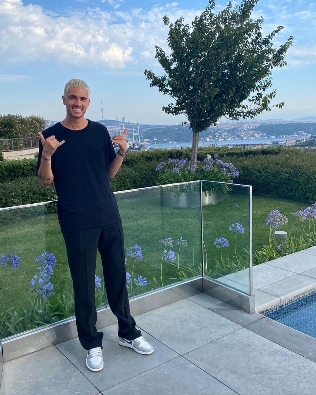 ロマン・ノイシュテッターのインスタグラム：「Iyi bayramlar ablalar ve abiler ❤️」