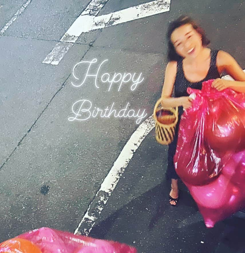 野沢和香さんのインスタグラム写真 - (野沢和香Instagram)「Happy happy birthday🤍buddy✨  どんな時だって、 この笑顔と、 笑い声と、 才能と、 かけがえのない素直さと 愛情に溢れた　@yuri_arai   あなたの存在はどれだけの人を幸せにしてるかわからないよ🤍✨  何歳になったって、 自称メタボだって、🤣 朝は地蔵のように動かなくたって🤣 私には最高に可愛くみえる☺️ もう家族みたいな存在です✨  これからいい事が沢山たくさんありますように✨🎂 お誕生日おめでとう🎉🎁」7月31日 22時44分 - wakanozawa