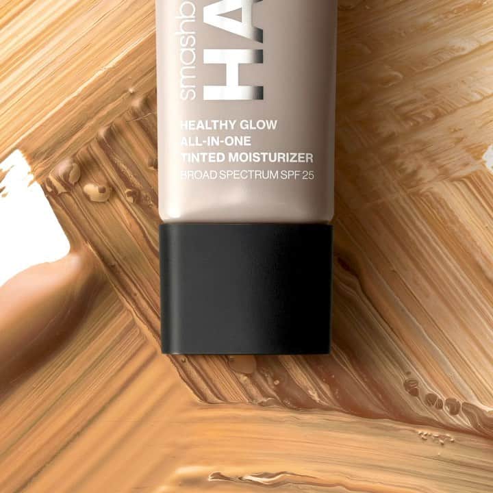 Smashboxのインスタグラム：「💥NEW💥 Halo Healthy Glow Tinted Moisturizer – an all-in-one primer powered tinted moisturizer unlike any other that gives you natural looking, dewy coverage + 24 hour hydration. 🐰 Cruelty Free x Vegan​⁣ 🚫 Sulfates or Parabens」