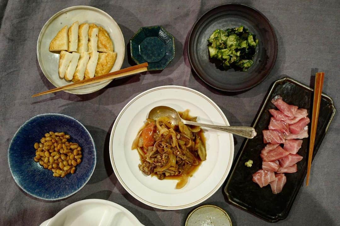 のインスタグラム：「いつかの晩ごはん。 子供2人連れて、スーパーに行く勇気がなく、冷凍してた昔ながらのお魚屋さんで購入したまぐろ＆すり身を解凍🐟 冷凍してたすき焼きの肉を少し解凍して、玉ねぎ、トマト、割り下でぐつぐつ🥩 胡瓜の酢の物🥒 ビールに合いそうなやつばかり✨ . . . #instafood #dinner #みさこクッキング　#お魚屋さん　#冷凍 #買い出し行かなきゃ #納豆　#おうちごはん #二階堂さんのうつわ」