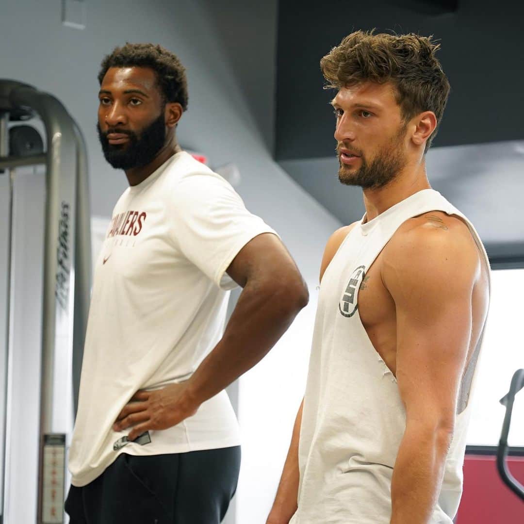アンドレ・ドラモンドのインスタグラム：「Me and @mikeboorn reactions when @gstress says it’s time to lift 🙄😒😂😂😂 send this to three ppl you hit the gym with!! 🏋️‍♀️」