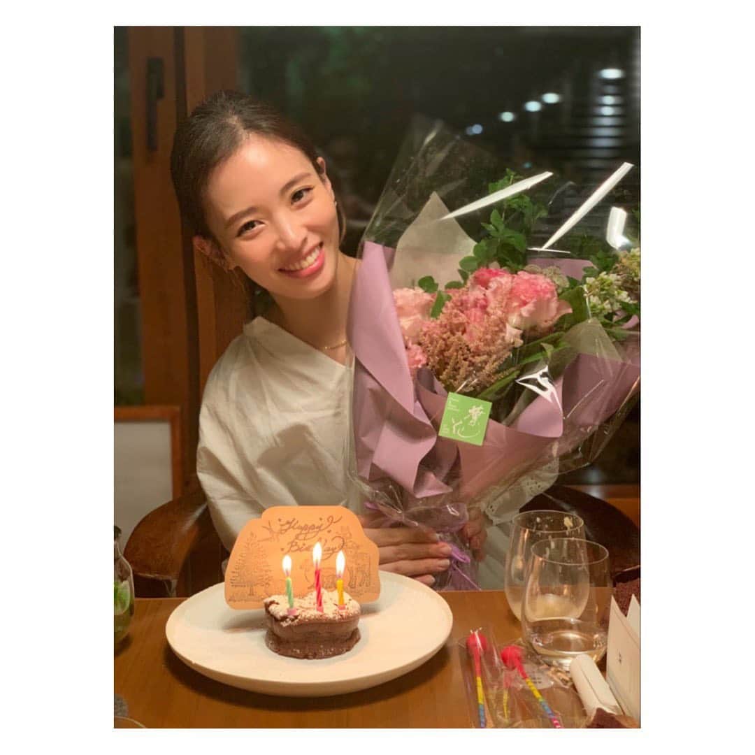 森田麻恵さんのインスタグラム写真 - (森田麻恵Instagram)「誕生日、主人が食事に連れていってくれました。  物語の中に飛び込んだような、ワクワクなサプライズがつまってて、まさに五感をフル活用！居心地よく素敵なレストランでした🦋  いつも優しく気を遣ってくれる主人に感謝を忘れないように、、この場を借りてありがとう。  #夫婦の時間 #いい時間をありがとう　#レストラン　#セララバアド #誕生日ネタしつこくてすみません #birthdaydinner #celaravird #food」7月31日 23時01分 - morita_mae