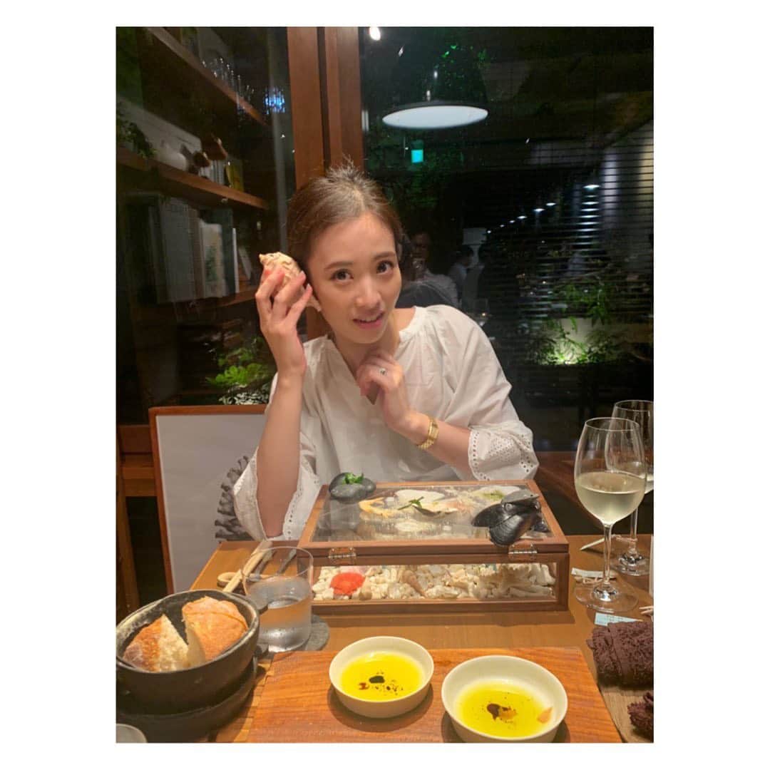 森田麻恵さんのインスタグラム写真 - (森田麻恵Instagram)「誕生日、主人が食事に連れていってくれました。  物語の中に飛び込んだような、ワクワクなサプライズがつまってて、まさに五感をフル活用！居心地よく素敵なレストランでした🦋  いつも優しく気を遣ってくれる主人に感謝を忘れないように、、この場を借りてありがとう。  #夫婦の時間 #いい時間をありがとう　#レストラン　#セララバアド #誕生日ネタしつこくてすみません #birthdaydinner #celaravird #food」7月31日 23時01分 - morita_mae