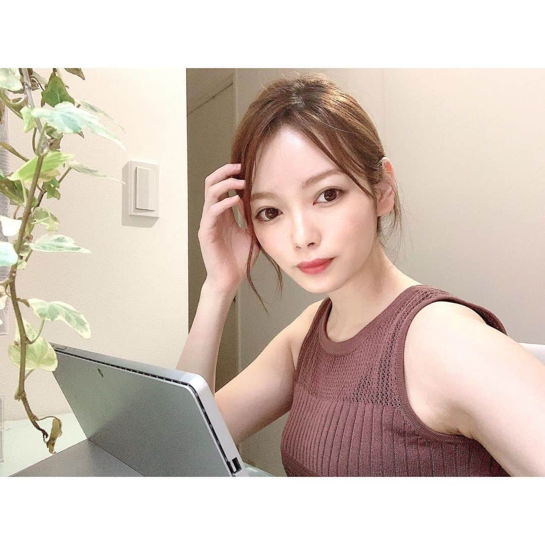 竹本萌瑛子さんのインスタグラム写真 - (竹本萌瑛子Instagram)「本当に偉い話なんだけど、 リモートワークでひきこもりでも日やけ止めを塗っている . デスクが窓際なので、カーテン開けると太陽サンサンなんだよね . 日やけ止め毎年おなじやつ使ってたけど 今年は「サンカット® トーンアップUV エッセンス」に推し変したァ . ラベンダーカラーだから肌の透明感が出るのと、スキンケア成分が配合されてるので化粧下地にもなるという万能マン（リモートワークで画面越しだし、もはやこれだけで充分説） . UVを完全に断つために午前午後で塗り直したりしてるけど、長くつけててもヨレにくいのもよい◎ . ちなみに国内最高基準のSPF50＋PA＋＋＋＋だから、ちゃんと日やけ止めの仕事もしてくれてるはず . 個人的に、1番の推しポイントは香り 「日やけ止め！」臭が苦手なんだけど、これは全くない 匂いに敏感な人には全力でおすすめしたい . #cancam_suncut #日焼け止め #トーンアップ #お守りUV #PR　 @suncut_official」7月31日 22時55分 - moeko_takemoto