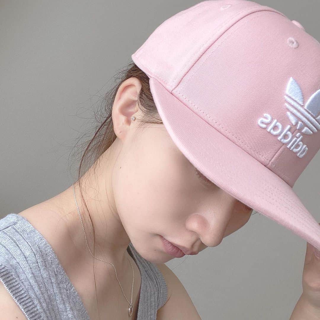 今中沙季のインスタグラム：「CAP👙  最近日焼けしまくり😢😢  #adidas#CAP#pink#code#川崎#」