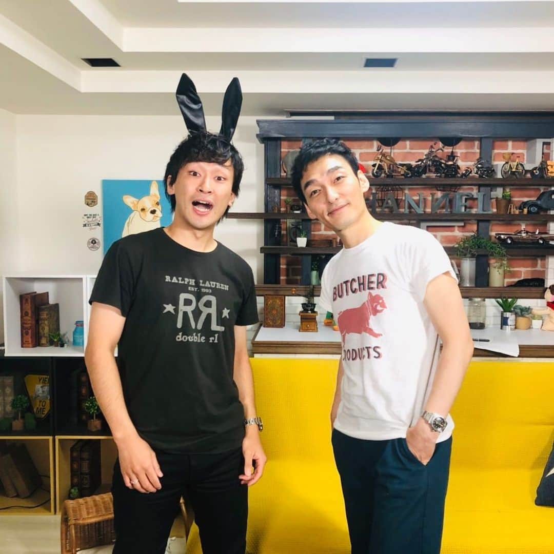 としみつのインスタグラム：「今日はなんと草彅剛さんと動画を撮影しました！  2年前、UFESのステージ裏で初めてお会いした時に、泣いてしまったのが懐かしいですね。笑 僕の昔からの夢の一つに、「いつかあの方達と仕事をする！」なんて無謀とも言える夢が本当にあったんですけど、今日こうして2人でやらせていただいた事は、僕にとってあまりにも特別で、幸せなことでした！  (この事を母親に話していなかったので、Twitter見たらしく速攻で電話がかかってきた笑)  ファッションから音楽まで、たくさん動画がアップされると思いますので楽しみにしていてください！！！  ありがとうございました😊」