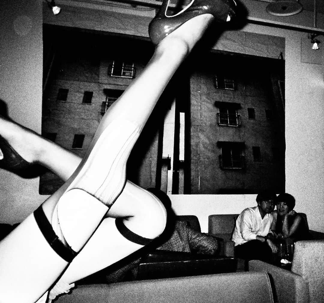 東京DANDYのインスタグラム：「How Friday nights in Tokyo used to look #disposablecamera #使い捨てカメラ #35mm #fridaynight #東京」