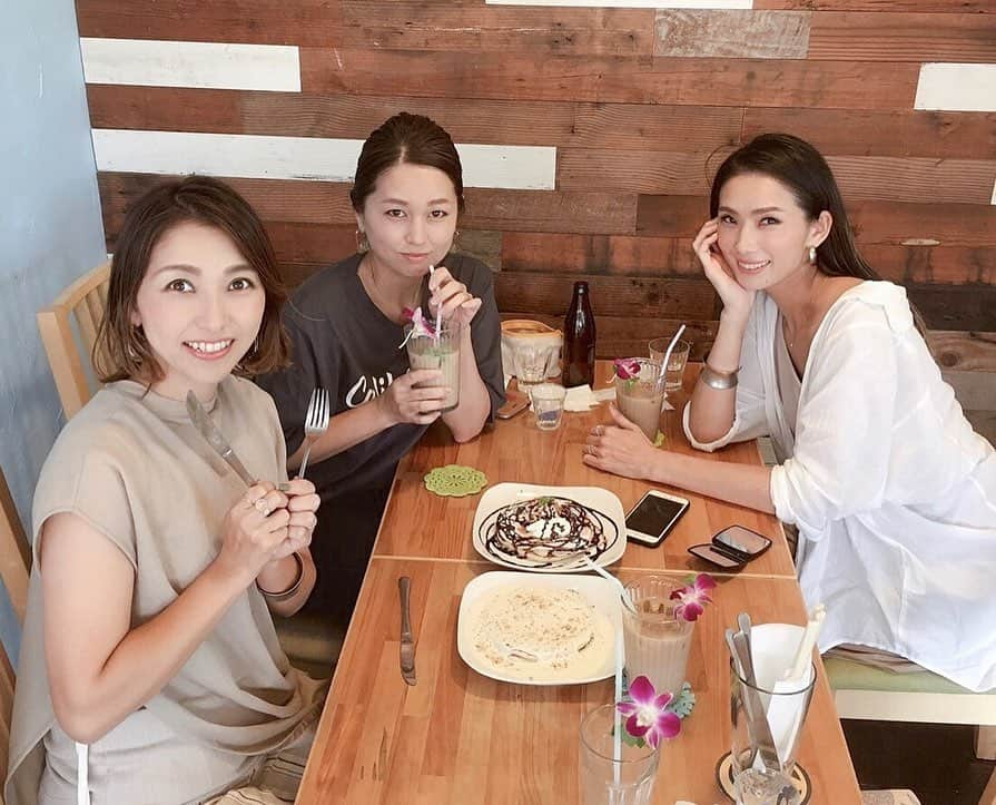 mamany704さんのインスタグラム写真 - (mamany704Instagram)「* * 久しぶりにAINAでlunch🌺🍴 * * いつも家で遊んでるばっかりであんまり外出てなかったから、みんな実はめっちゃウキウキしてたってゆう😂 * * 3人とも、New yorkではメジャーとかゆうチキンライスを食べて、パンケーキ3人でシェアして、同じドリンク飲んでいちいち仲良しww💕 * * のんちがパンケーキをアホみたいな切り方してた🤗 * * あー楽しかった🙌🏽🙌🏽🙌🏽♡ * * #instafood#foodstagram#chickenrice#pancakes#pancake#hawaii#hawaiian#aina#lunch#cafe#kyotocafe#coffee#coffeetime#ランチ#京都ランチ#宇治ランチ#カフェ#宇治カフェ#ハワイアン#パンケーキ#チキンライス#パンケーキの切り方#お好み焼き」7月31日 23時10分 - mamany704