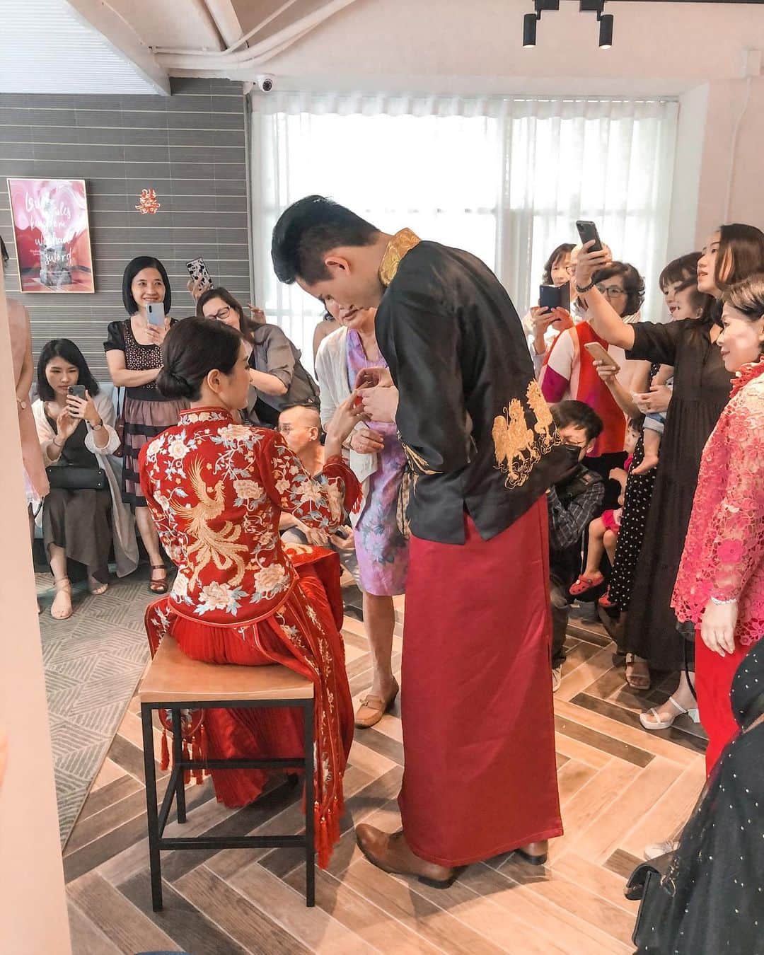 郭圈圈さんのインスタグラム写真 - (郭圈圈Instagram)「#文定之喜 ♥️ #20200731 開心今天一切都很圓滿🎉 辛苦我的兩個爸爸、兩個媽媽還有兩位媒人婆💕也超開心親友們的前往一同㊗️賀我們🍾️ - 第6張有亮點😂有人看到嗎？ - 今天累歸累～但為了準備這天最辛苦最用心的人其實是我媽媽🥰嫁女兒真是辛苦她了～處理各種大小事～但請放心，我只嫁一次😉雖然⋯10月還有婚宴～你就好好煩惱妳自己要穿什麼就好吧😂」7月31日 23時04分 - helloiamlea