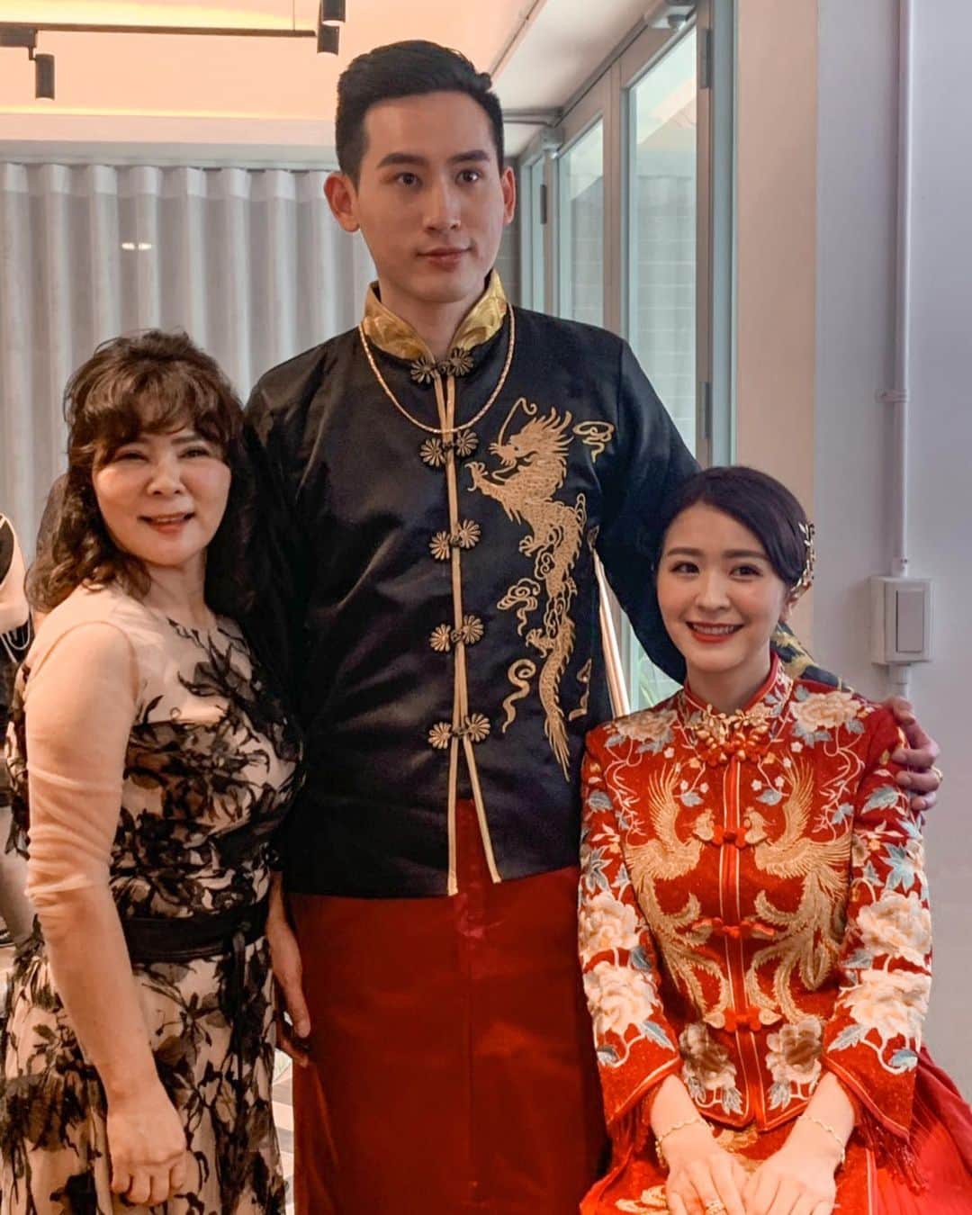 郭圈圈さんのインスタグラム写真 - (郭圈圈Instagram)「#文定之喜 ♥️ #20200731 開心今天一切都很圓滿🎉 辛苦我的兩個爸爸、兩個媽媽還有兩位媒人婆💕也超開心親友們的前往一同㊗️賀我們🍾️ - 第6張有亮點😂有人看到嗎？ - 今天累歸累～但為了準備這天最辛苦最用心的人其實是我媽媽🥰嫁女兒真是辛苦她了～處理各種大小事～但請放心，我只嫁一次😉雖然⋯10月還有婚宴～你就好好煩惱妳自己要穿什麼就好吧😂」7月31日 23時04分 - helloiamlea
