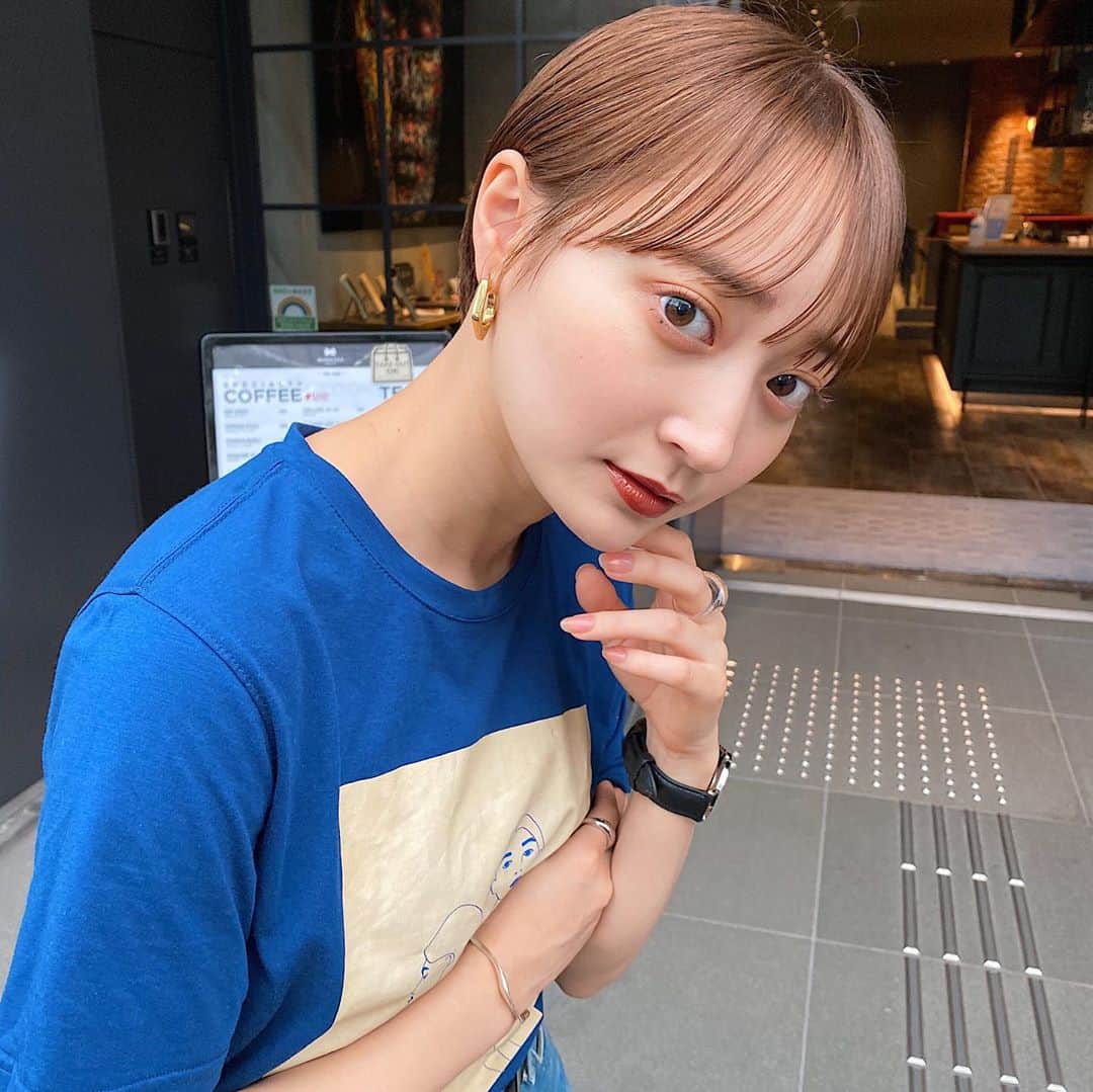 磯俣愛さんのインスタグラム写真 磯俣愛instagram この 不思議な感じのイラスト好き あ Tシャツのことねえ Tシャツ 8circle Official 8circle Tシャツ Tシャツコーデ ショートヘア ショート ショート 女子 マッシュショート コンパクト