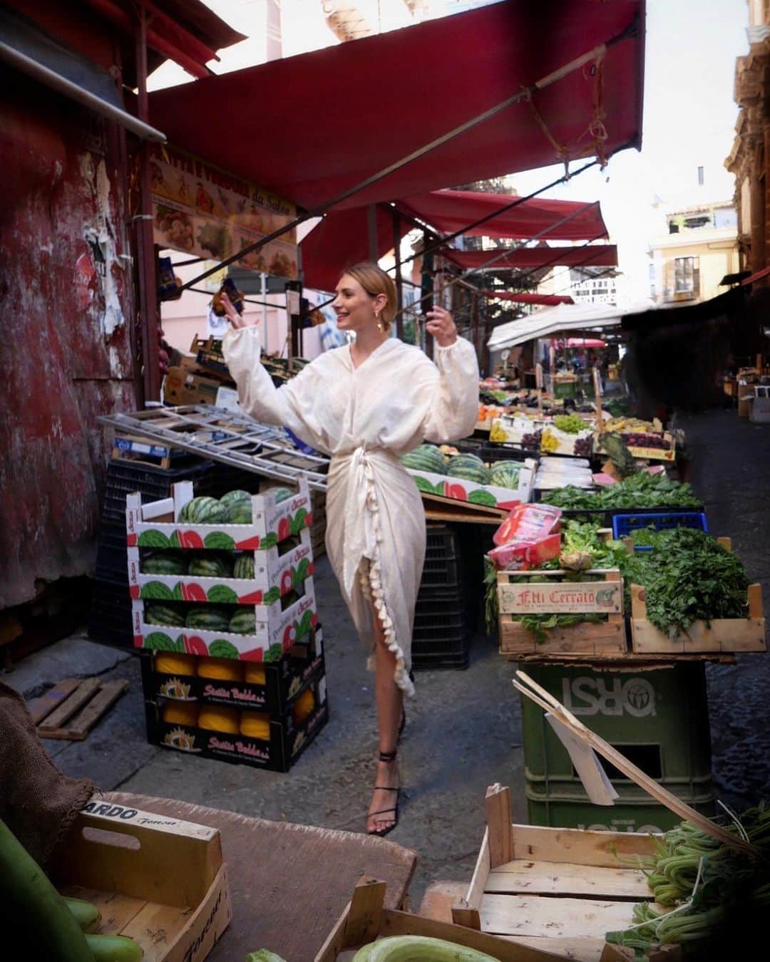 YOOX.COMさんのインスタグラム写真 - (YOOX.COMInstagram)「Al Mercato Italian style from @cristinamusacchio's point of view! Discover more about her journey on stories #CiaoItalia 🇮🇹」7月31日 23時06分 - yoox