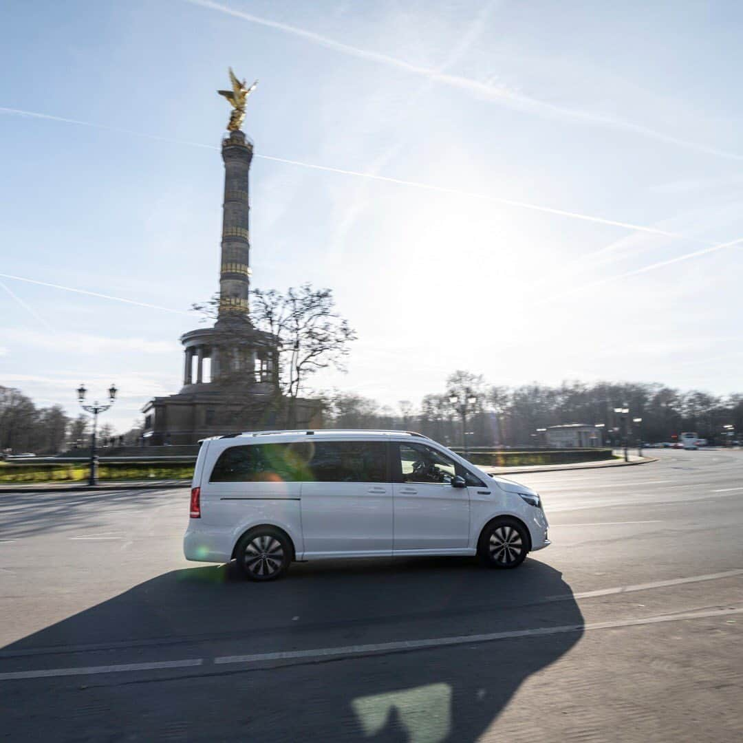 メルセデス・ベンツさんのインスタグラム写真 - (メルセデス・ベンツInstagram)「[Stromverbrauch kombiniert: 26,4–26,3 kWh/100 km  CO₂-Emissionen kombiniert: 0 g/km  mb4.me/DAT-Leitfaden-electric  Mercedes-Benz EQV 300]  Ready to meet our new fully-electric MPV? The Mercedes-Benz #EQV is a versatile, multi-purpose vehicle with an impressive amount of available space thanks to its clever and functional design.  #mercedesbenz #MBVans #EQV #switchtoEQ #eMobility」7月31日 23時07分 - mercedesbenz