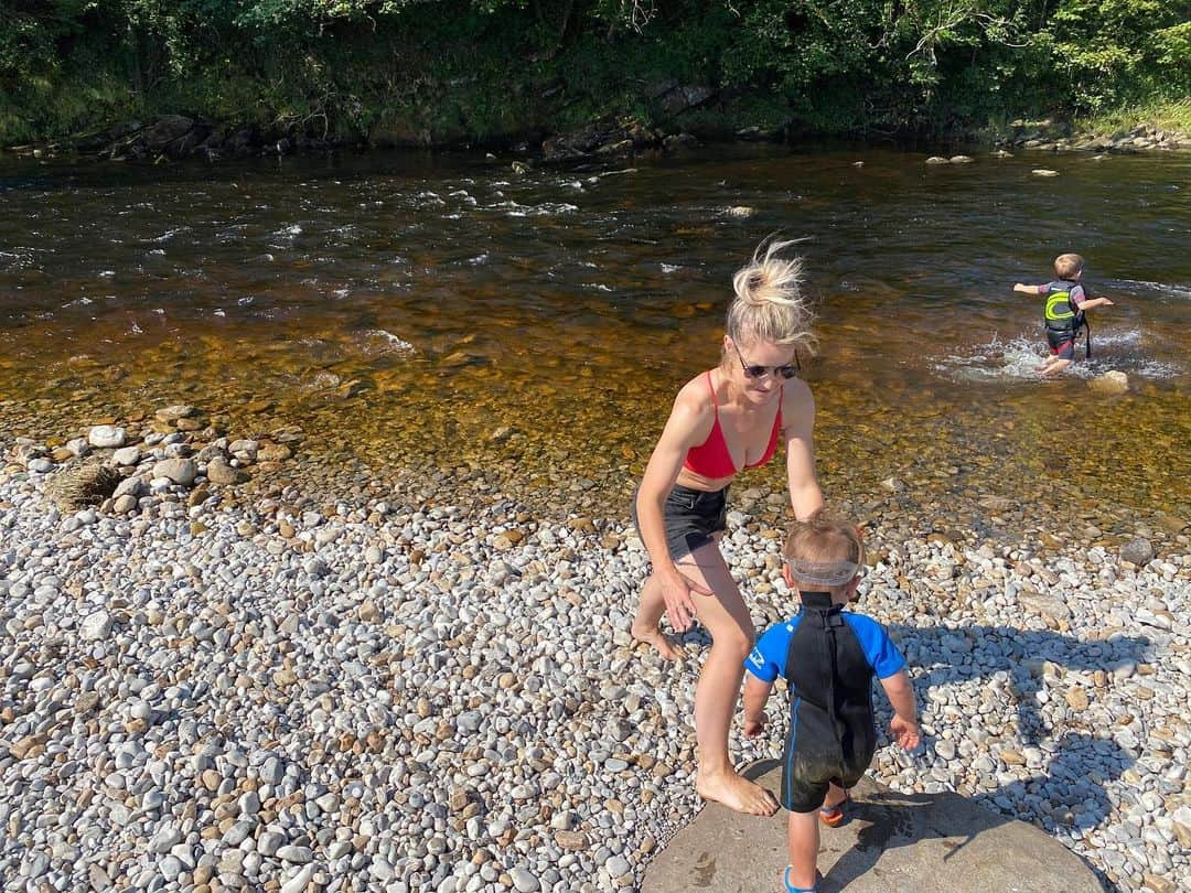 ヘレン・スケルトンさんのインスタグラム写真 - (ヘレン・スケルトンInstagram)「Mornings like this 👌 ..... so much to do..... so little desire to do it...... #uksummer #sunshine #freshwater #yorkshire」7月31日 23時11分 - helenskelton