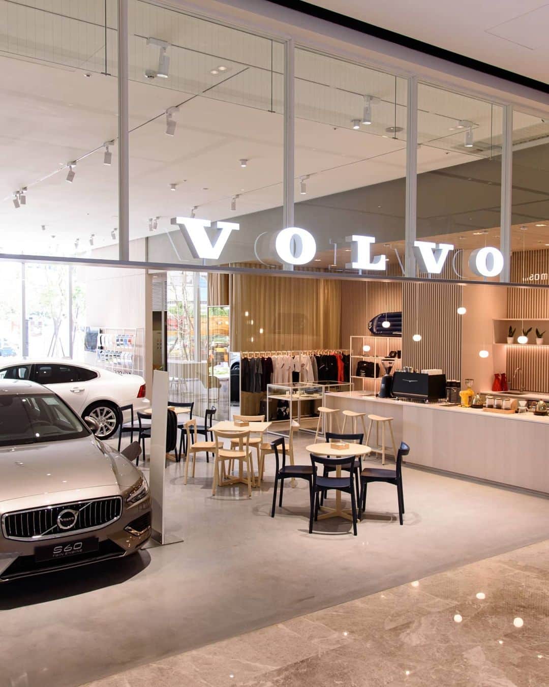 ジョリン・ツァイのインスタグラム：「今天去新莊宏匯volvo展間喝咖啡吃蛋糕  差點順道把小白車開走  #下次也許會遇到你吧 #像極了愛情 #volvo  @jo_tsai_ @jerry.lin.52687」