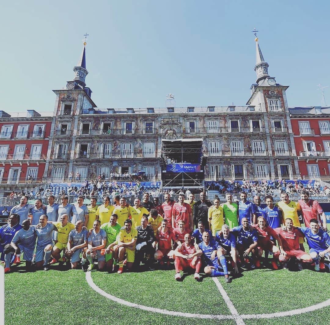 F2Freestylersのインスタグラム：「Champions League is back soon 😁💪🏻⚽️ How many Champions League legends can you name in this pic 🔥🔥」