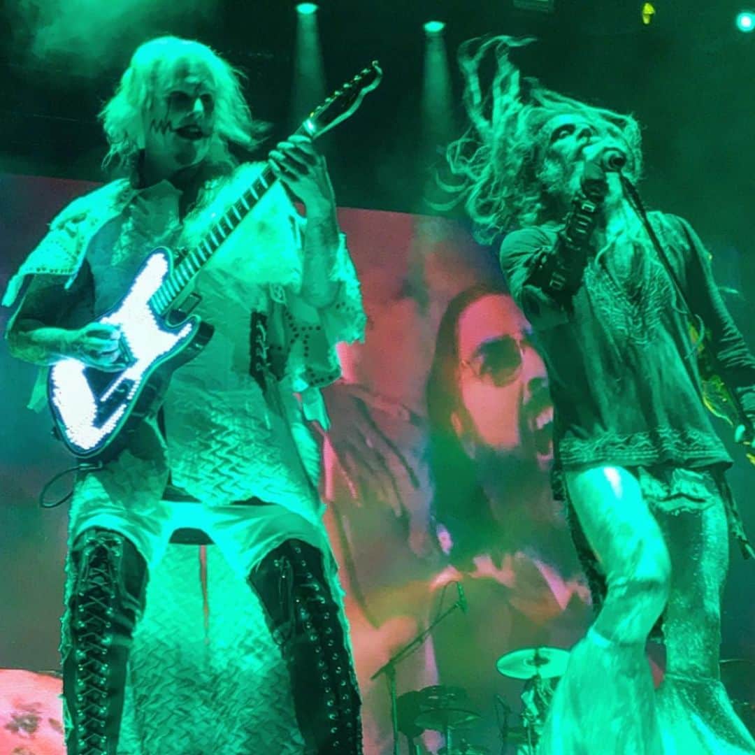 ロブ・ゾンビのインスタグラム：「A lot of years and a lot of miles. A big shred happy birthday to my rock and roll buddy Mr. John 50 ! ( I now officially have one full year of this joke) . 👍🏼 🎁 🎂 🍰 Party your face off... but stay 6 feet away from everyone and wear a mask. 😷 #happybirthdaybuddy」