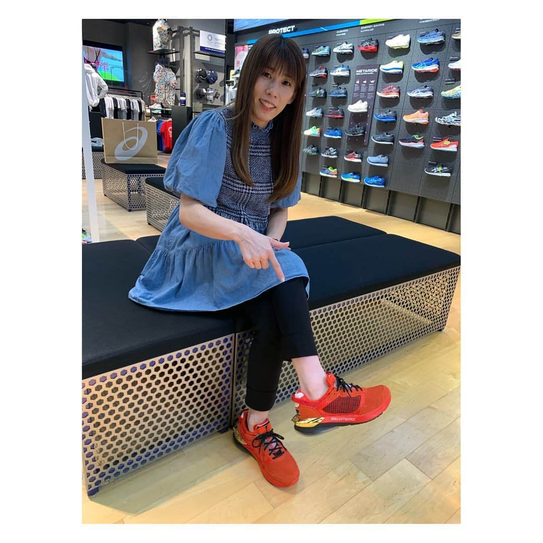 吉田沙保里さんのインスタグラム写真 - (吉田沙保里Instagram)「スタッフがオススメしてくれた新作は…👟😊 かかとが大胆なゴールド✨ おー、これは斬新なデザイン‼️😆 とてもカッコよくて軽い…👍 #ASICS #アシックス原宿フラッグシップ」8月1日 10時10分 - saori___yoshida