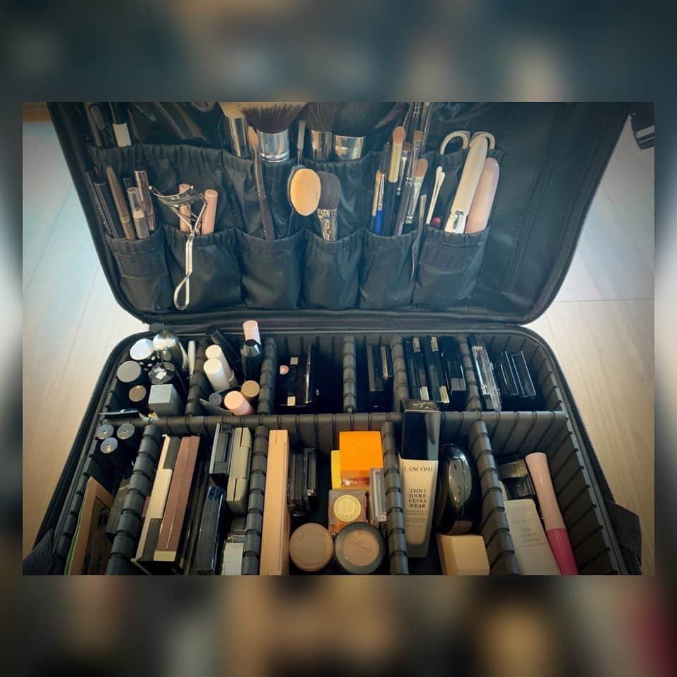 中澤裕子のインスタグラム：「💄💄 やっと整理出来た 今の気分で メインで使っているアイテムの メイクボックス 容量が多いから たくさん入れられるけど かなりの重量🤣 さ、 メイクしよ  #メイク道具 #まだ入りきらないもの多数 #そろそろ秋色欲しい」