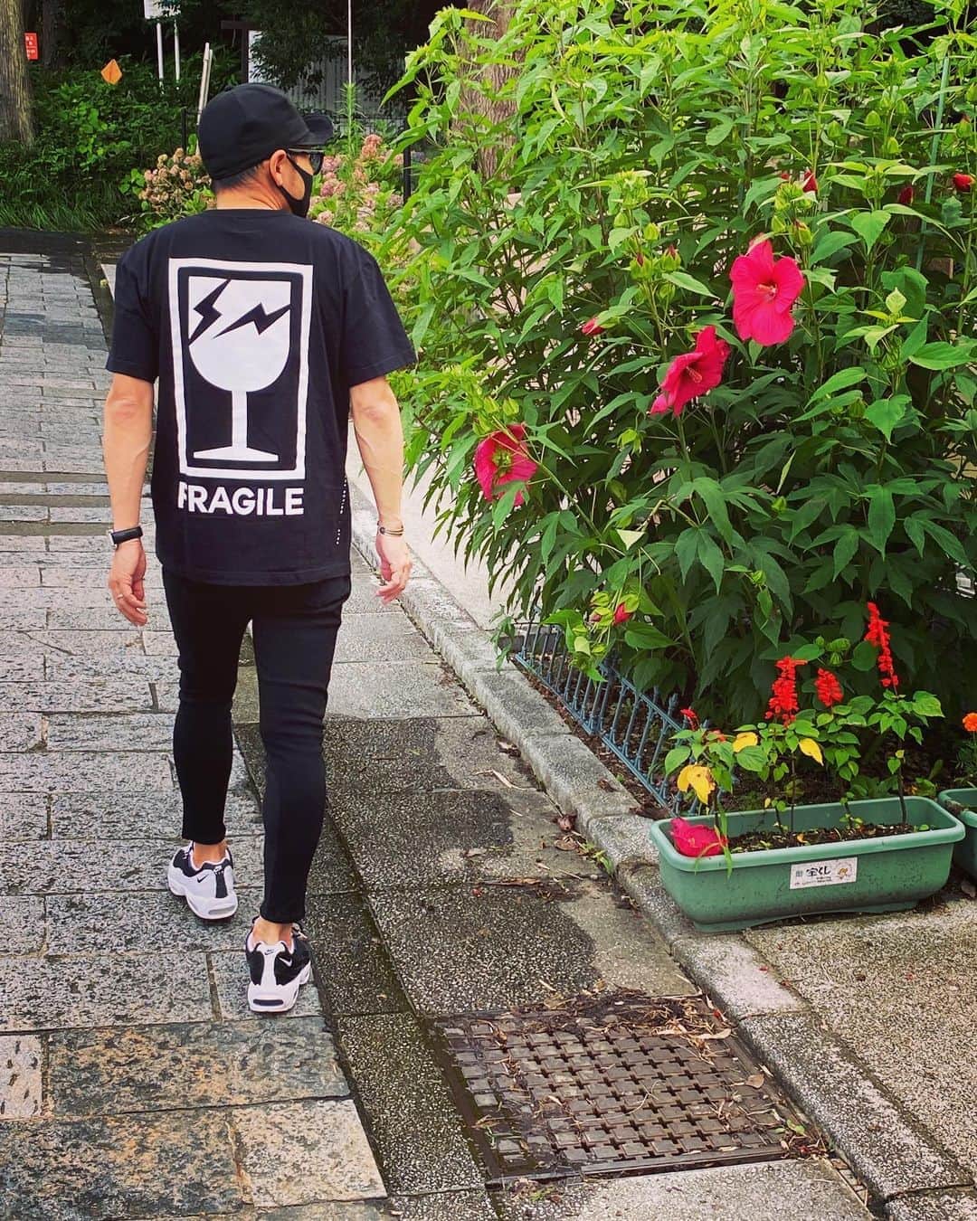 のインスタグラム：「＂P͎a͎n͎t͎s͎＂  名古屋の後輩アナから いいパンツを教えてもらい即購入！  「AMUY TRYSBAY(@amuytrysbay)の ツイル&リブパンツです♪  AIRMAX95を買ってから これに合わせるパンツを探していたので これぞ、良きタイミング！  腰やお尻回りは余裕あり、 膝から下はスキニーのような感じ。 でも、リブだからストレスなし！ これは逸品です♡ プロ野球選手たちにも 人気のブランドだそうですよ♬  #amuytrysbay  #fxxkingrabbits  #fragmentdesign  #gdc #ca4la  #nike #airmax95」