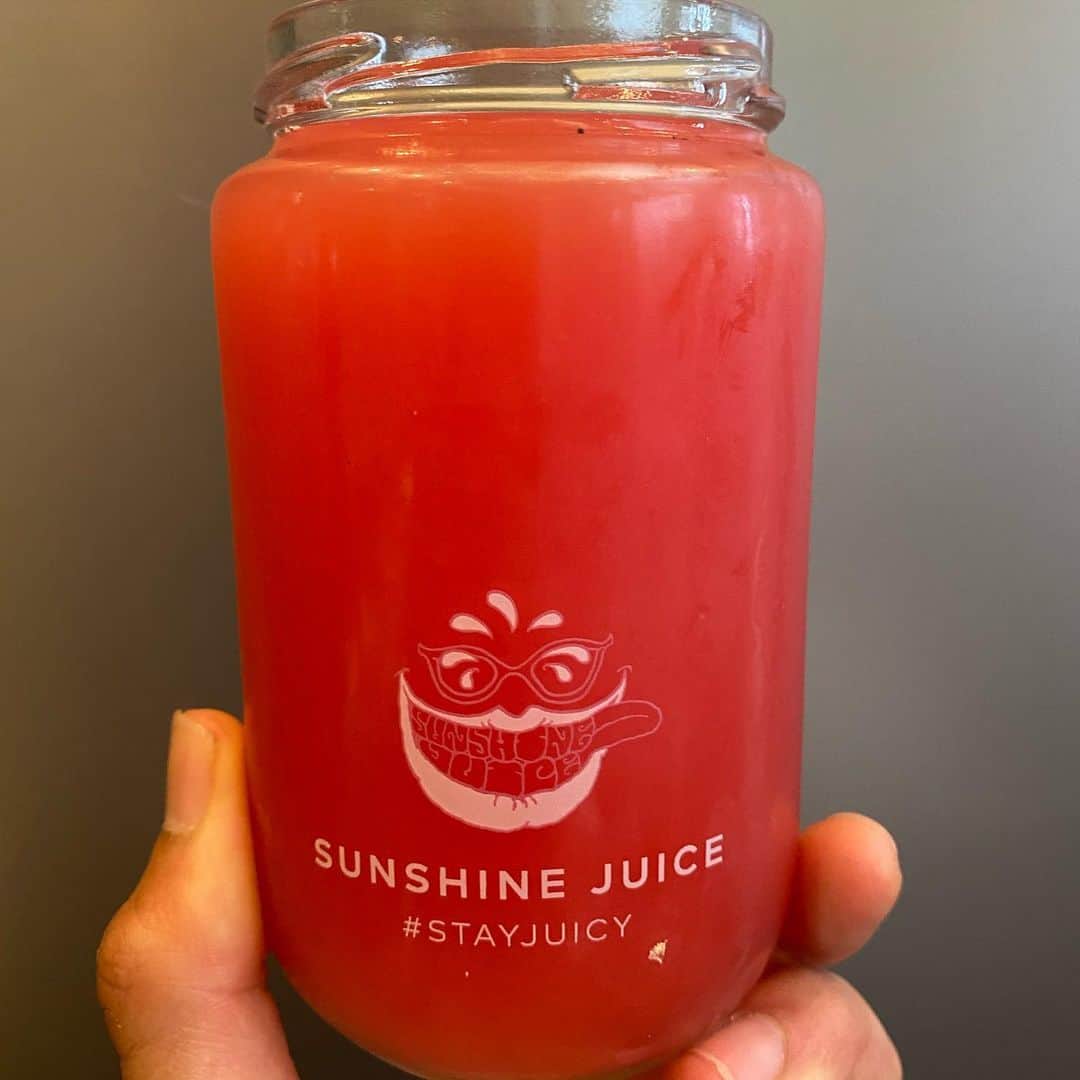 Sunshine Juiceさんのインスタグラム写真 - (Sunshine JuiceInstagram)「8月が始まり、長かった梅雨もそろそろ終わりみたいですね、今日は太陽が出て良い夏日、こんな日はやっぱりスイカジュース🍉さっぱりの甘さがおいしい自然の植物の力をチャージしましょう👍👍👍 seems like it will be a bright summer day here in tokyo. come try our cold-pressed full of sunshine 🌞watermelon juice. good day everybody🌈  #stayjuicy #sunshinejuice #サンシャインジュース　#coldpressed #コールドプレスジュース」8月1日 8時43分 - sunshinejuicetokyo