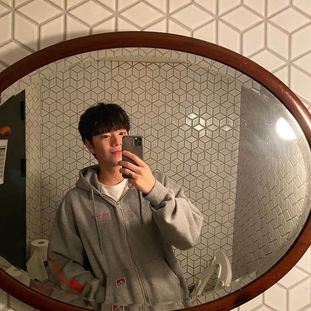 チ・ミンヒョクのインスタグラム：「Toilet?!😭」