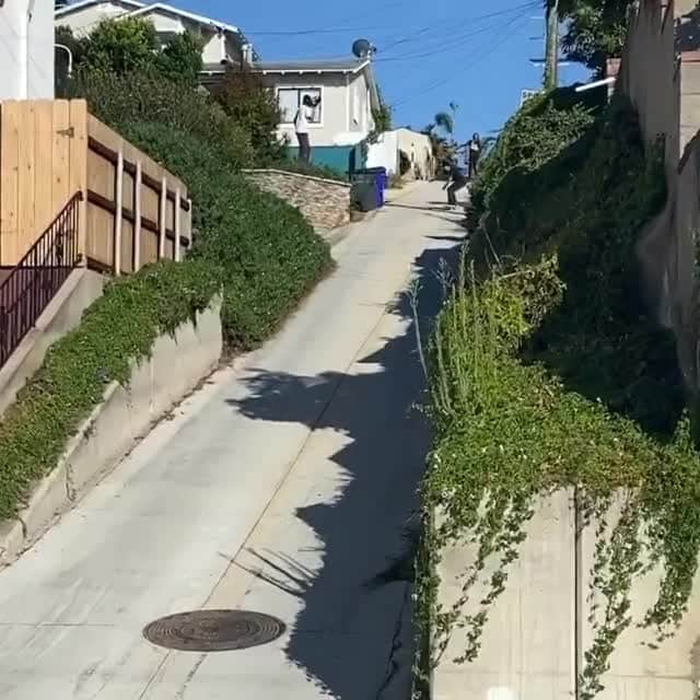 ボルコムのインスタグラム：「@miltonmartinez 👀  switch hill bomb survival! 😱  #truetothis 📹  @rhino」