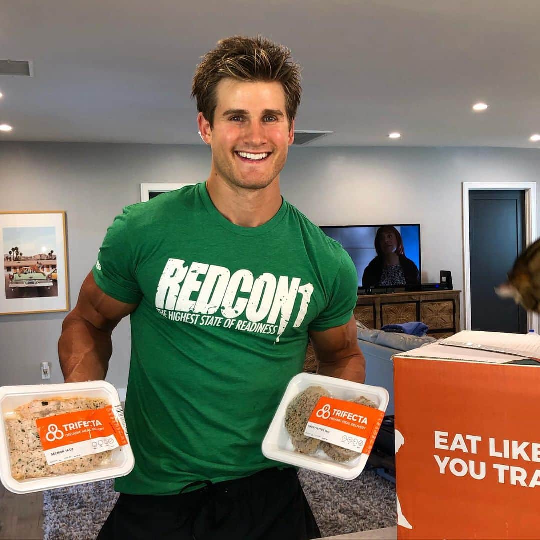 セージ・ノースカットのインスタグラム：「If you had to choose.. Salmon or Turkey?」