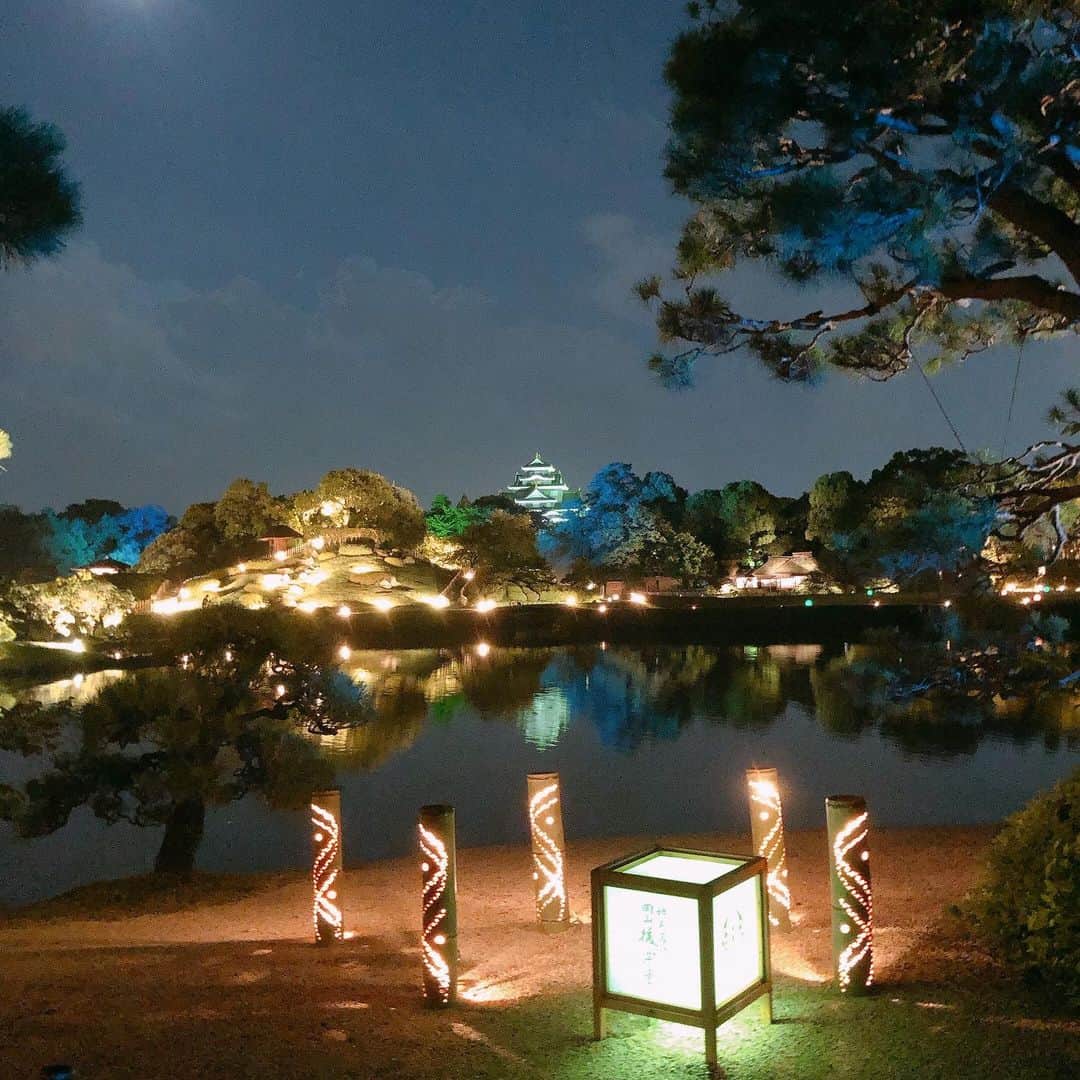 のインスタグラム：「夏の幻想庭園きょう開幕  昨日取材で一足早く行かせていただいたのですが、 光で彩られた園内をゆっくり歩くと 心が癒やされます。 どの角度から見ても美しかったです。  夏の幻想庭園と烏城灯源郷 今月末まで開幕しています。 (午後6時〜午後9時30分)  #夏の幻想庭園と烏城灯源郷 #後楽園 #岡山城 #ライトアップ #美しすぎました #プロジェクションマッピングもきれいです」