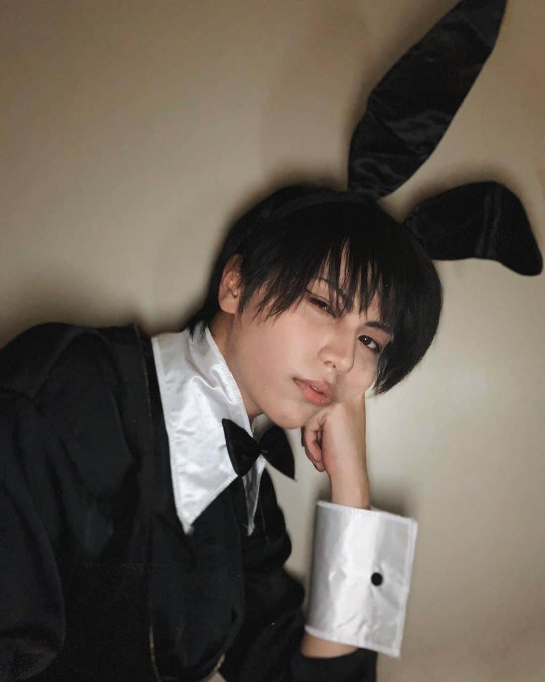 春川芽生のインスタグラム：「やっちまった。 .  ば、ば、ばにばにのばにが でたぞ〜〜〜〜〜〜〜〜〜〜〜〜‼️‼️‼️  . . 『お客さん達さぁ、あんま悪さするようなら追い出すよ。』#👿 .  . .  #ケモ耳#うさ耳#バニーボーイ#コスプレ #cos#cosplay#角色扮演#男装#portrait#中性」