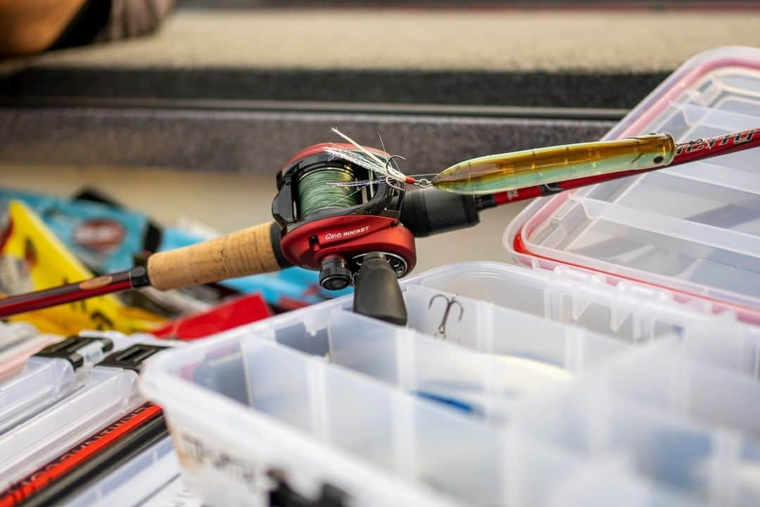 アブガルシアさんのインスタグラム写真 - (アブガルシアInstagram)「Whether you are walking a pencil popper, reeling a plopper, or burning a buzzbait the Revo Rocket is perfect for topwater fishing. This reel allows you to work baits with ease, and reach bass that surface in a timely manner. #AbuGarcia #AbuGarciaForLife #Topwater」8月1日 9時00分 - abugarcia_fishing