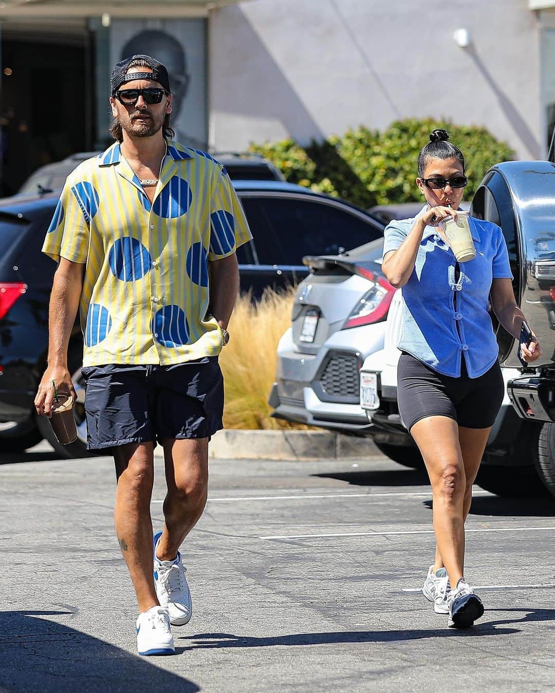 Just Jaredさんのインスタグラム写真 - (Just JaredInstagram)「Scott Disick (@letthelordbewithyou) and @kourtneykardash were spotted on a Friday afternoon coffee run in Malibu. #ScottDisick #KourtneyKardashian Photos: Backgrid」8月1日 9時06分 - justjared