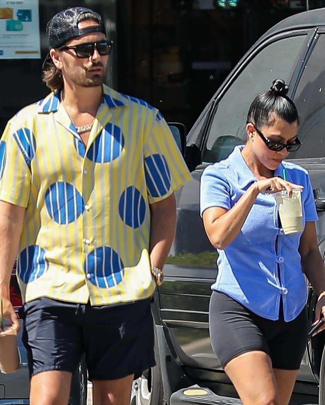 Just Jaredさんのインスタグラム写真 - (Just JaredInstagram)「Scott Disick (@letthelordbewithyou) and @kourtneykardash were spotted on a Friday afternoon coffee run in Malibu. #ScottDisick #KourtneyKardashian Photos: Backgrid」8月1日 9時06分 - justjared