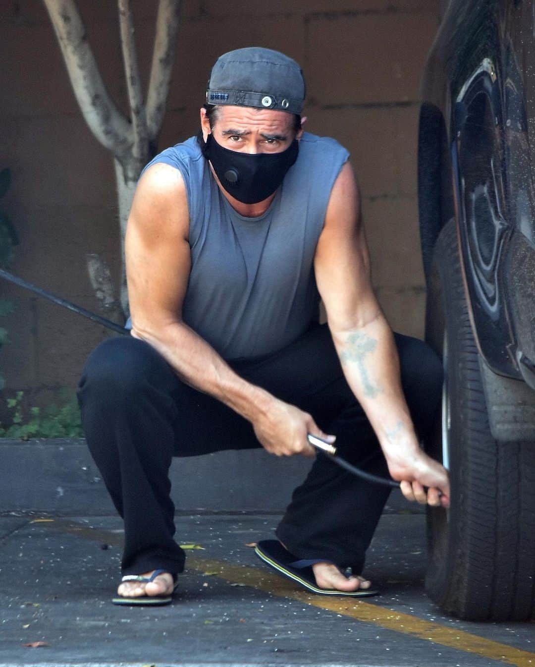 Just Jaredさんのインスタグラム写真 - (Just JaredInstagram)「Colin Farrell puts his muscles on display while stopping at a gas station to fill his tires with air on Friday afternoon. #ColinFarrell Photos: Backgrid」8月1日 9時07分 - justjared
