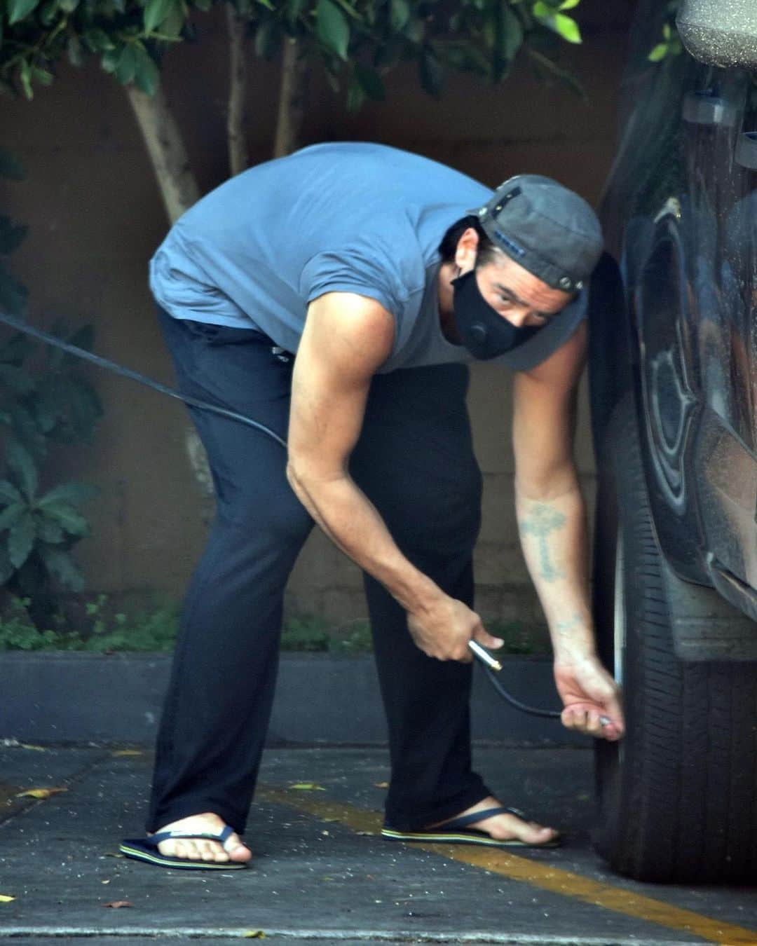 Just Jaredさんのインスタグラム写真 - (Just JaredInstagram)「Colin Farrell puts his muscles on display while stopping at a gas station to fill his tires with air on Friday afternoon. #ColinFarrell Photos: Backgrid」8月1日 9時07分 - justjared