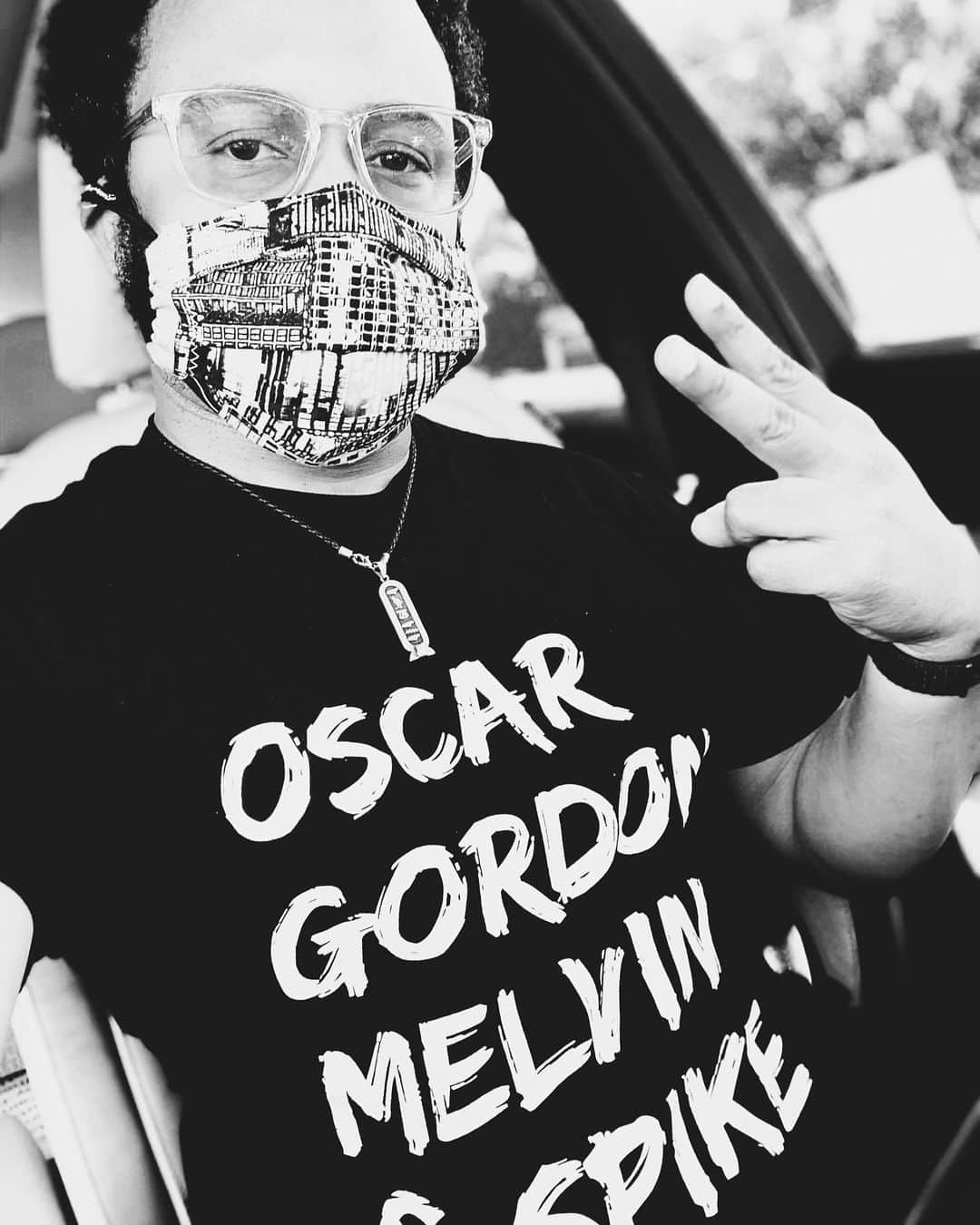 ユージン・バードのインスタグラム：「Oscar, Gordon, Melvin & Spike - In honor of these trailblazers, I went with my favorite film style. Good looking out to my boy @terry_gingles for making this shirt. This jawn is fire and has me locked into my inner filmmaker. Get you one! #melanin #blackandwhite #learnyourhistory #filmmakers #film #actor #photographer」