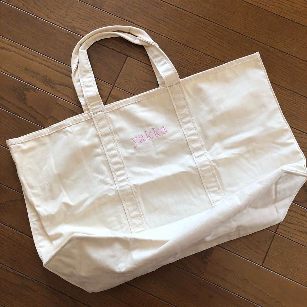 倉本康子さんのインスタグラム写真 - (倉本康子Instagram)「🌟 お買い物用エコバッグを LLBeanで購入。 恥ずかしながらyakkoと刺繍を ピンクの糸で入れてもらいました。 マチがあるエコバッグが無かったから、これで楽に収納できる♪ 今日はお洗濯日和ー！ 暑いけど、久しぶりの快晴は やーっぱり嬉しいですねー！ 8月も元気に乗り切りましょね！」8月1日 9時21分 - yasuko_kuramoto_yakko