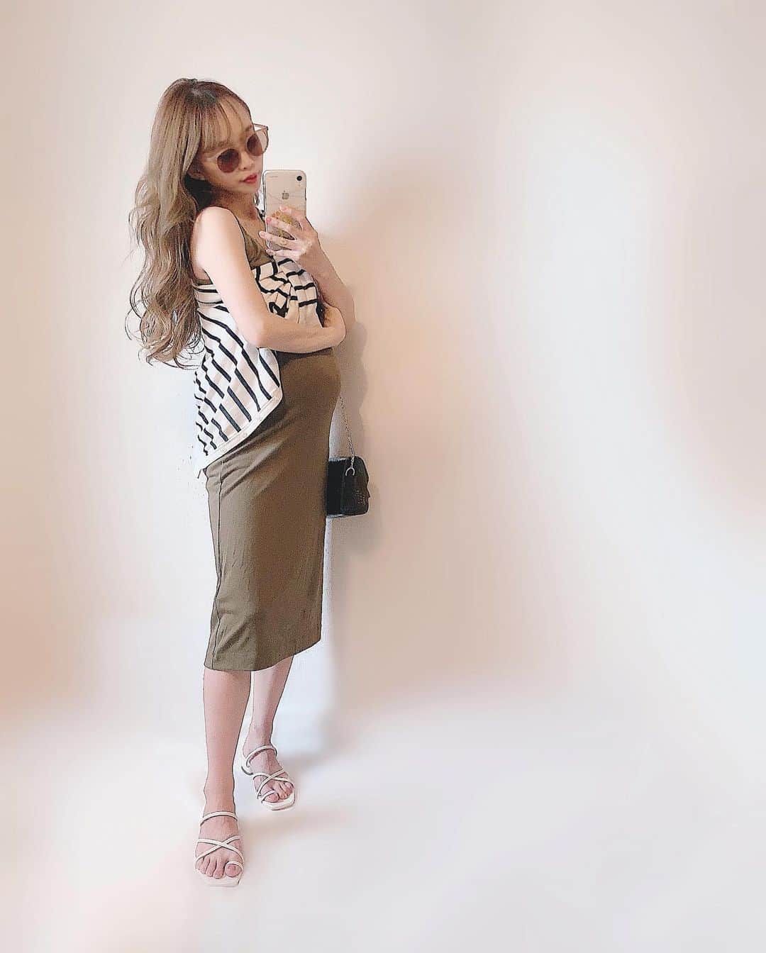 さっぴちゃんのインスタグラム：「... ⑅ 𝐶𝑜𝑑𝑒 ... ... . . 妊娠してた頃がもう懐かしく感じる🥺♡♡♡ . あっという間に終わってしまう新生児の期間を 目に焼き付けようと毎日必死🤣♡♡♡ . あーちゃんとがっくんの絡みを見るたびに 可愛くて泣いちゃったりするけど、想像以上に あかりがお姉さんしてくれて、お手伝いも してくれたり、がっくんに優しいだけじゃなくて わたしにまで頭なでなでしてくれたり☺❤︎(笑) . 1日に何回もありがとうって言ってるなぁ☺️♡ . . ………………………………(♡)……………………………… .」