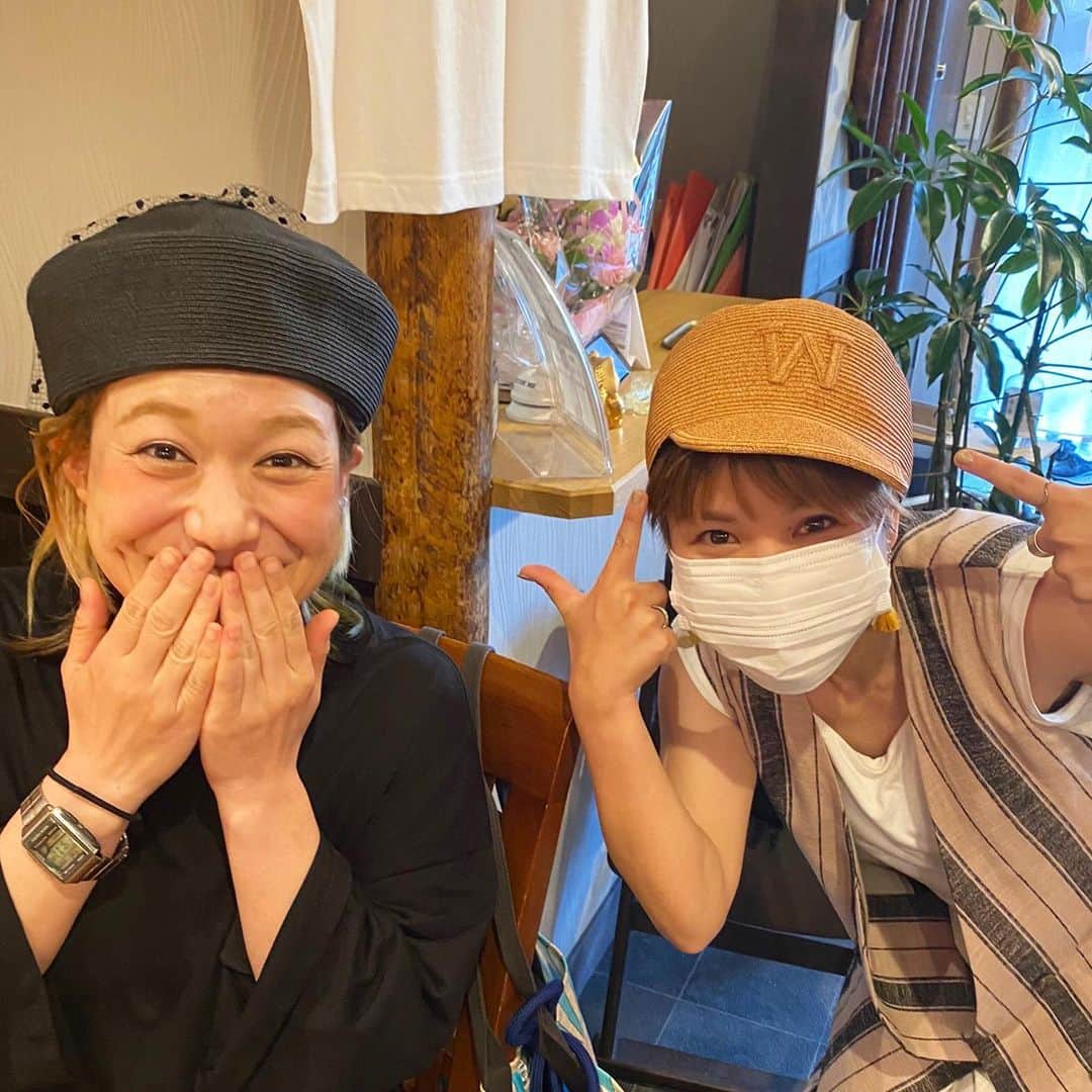 のインスタグラム：「お笑いコンビ #女と男 の和田ちゃんがデザインしてる ブランド #wonderwoo #ワンダーウー のキャップいただいたよー‼️😍😍  和田ちゃんがかぶってるベレー帽もそう！ 全部かわいくて選ぶの迷ったさー😆  毎日帽子をかぶっている私としては 何にでも合うこのキャップは 超！重宝👏 和田ちゃんありがとうー！😍  8月末には 和田ちゃん初の個展もあるって！👏 完全予約制！ 行きたいなぁー😆  #同い年 #やっと投稿できた💦」
