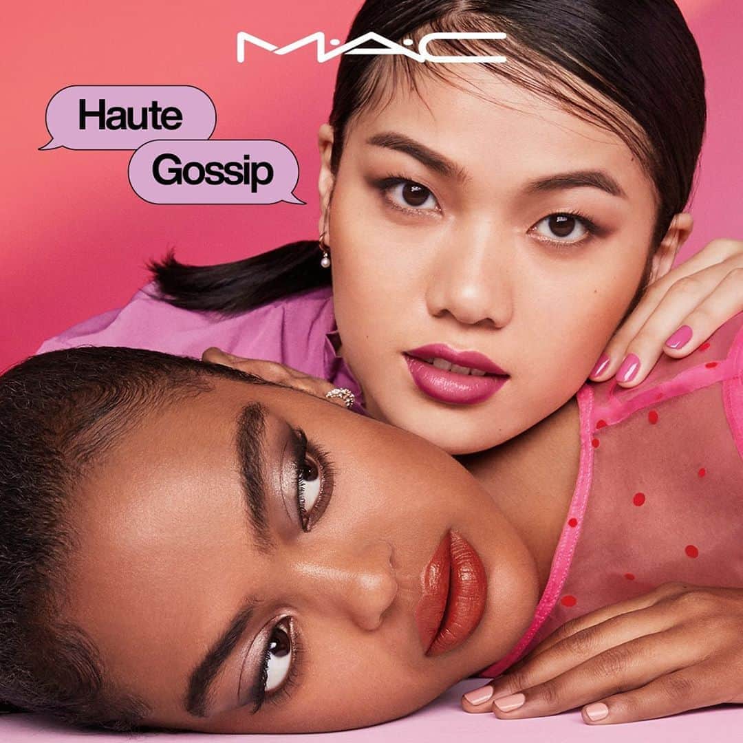 M·A·C Cosmetics Hong Kongさんのインスタグラム写真 - (M·A·C Cosmetics Hong KongInstagram)「又要Bookmark定出動掃貨📌知道你一定會同最親閨蜜分享化妝好物，M·A·C將回購率爆錶嘅明星#MAC子彈唇膏 💄同「化妝最佳拍檔」工具掃集合一齊，推出2款限量#HauteGossip玩色密友組合，一次過擁有CP值超高同限量包裝嘅妝物，同你BFF分享最開心嘅化妝時刻！ 想知係咩限量新品？留言"Gossip" 等我地揭曉啦！ 🛍8月6日起 尖沙咀、銅鑼灣SOGO專櫃及SOGO 網店限定預售 #MACHongKong #MACHauteGossip  Pin this now for your next shopping spree!📌 Meet M·A·C’s newest Haute Gossip limited edition, which features a curated set of 5 mini lipsticks and a best of the best brush set that you shouldn’t miss!  If you want to see what’s coming next, comment “Gossip” below and we’ll reveal once we hit the set number!  🛍 Prelaunching on 6th Aug at SOGO Tsim Sha Tsui and SOGO Causeway Bay counters and on SOGO E-Store. Tag your BFF and bring them home together!」8月1日 9時18分 - maccosmeticshk