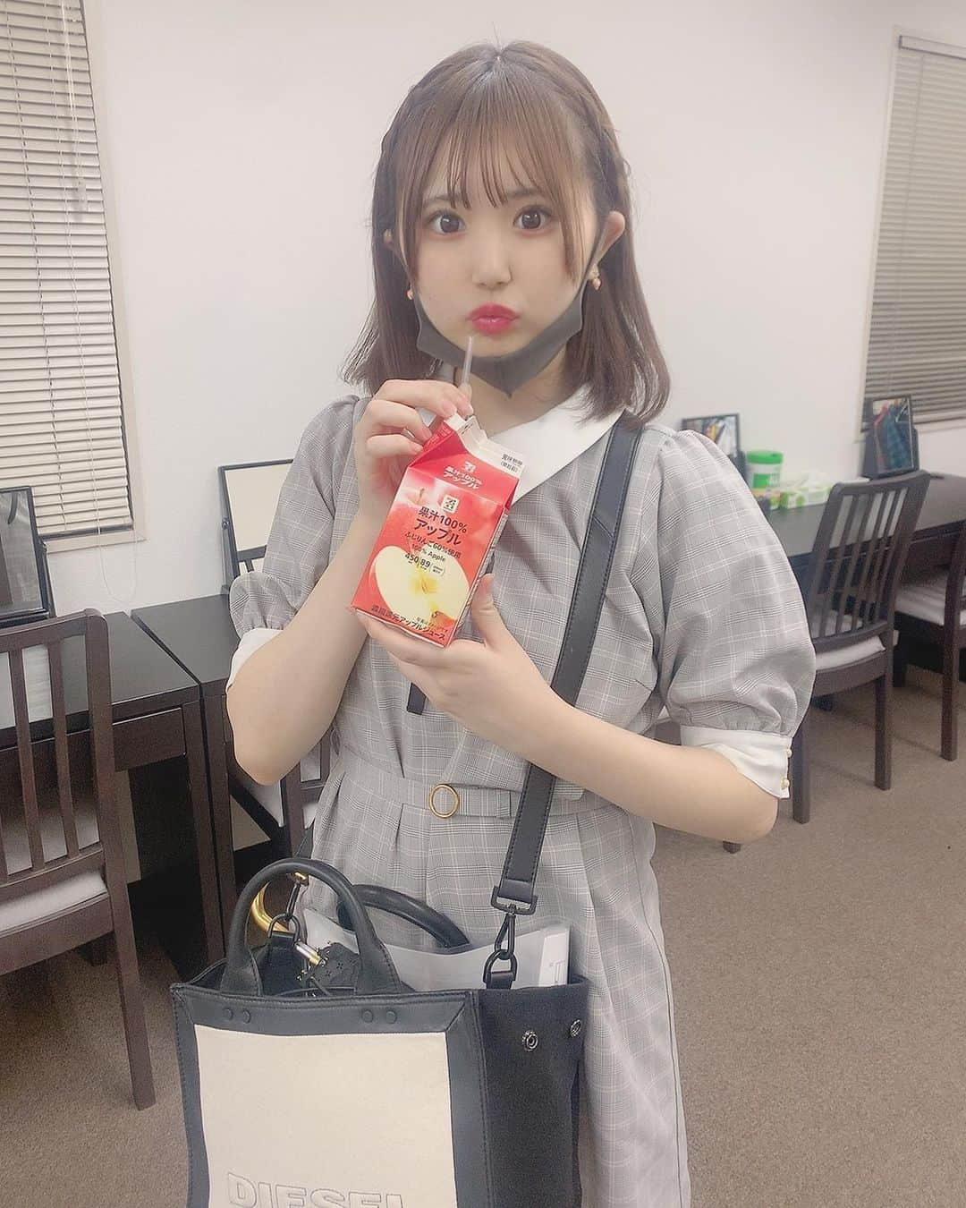 星川優夢のインスタグラム：「りんごじゅーすといえばわたしだよね🍎？ いまでも変わらず毎日のんでるもんね〜〜〜 . インスタフォロワーさん7000人ありがとううう；；💞需要あるかないかは別として😅これからもよろしくおねがいします🤣 . . . . #instagood #japanesegirl #japaneseidol #idol #fashion #diesel #makeup #followme #applejuice #hairstyle #りんごジュース #ファッション #ヘアアレンジ #あみこみアレンジ #メイクアップ #ナチュラルメイク #セブンイレブン #タグ付けしたの初めて #フォローミー」