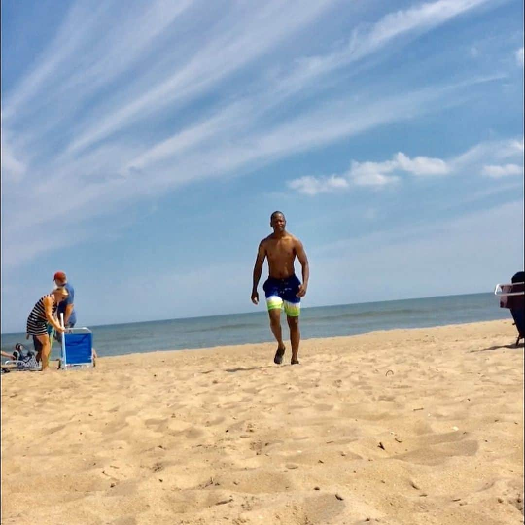 ラリー・ギリアード・Jrさんのインスタグラム写真 - (ラリー・ギリアード・JrInstagram)「That time on Monday when I hit up @assateaguenps Assateague Island. The wild horses got real gangster with a family’s beach setting! 😂 Also saw a pod of dolphins that stretched a half mile! Great day at the beach! #assateagueisland #cityboyinnature❤️ #socialdistancing #2020」8月1日 9時29分 - thereallgjr