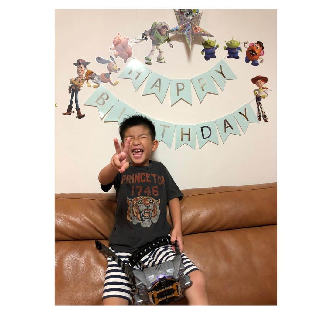 ナオさんのインスタグラム写真 - (ナオInstagram)「6歳の誕生日おめでとう〜🎉🎂 ・ ・ 毎日牛乳1本飲んじゃう息子😊 小学生になったらどれだけ飲むようになるんだろうね😆 これからの成長も楽しみだよ❤️ ・ #お誕生日 #6歳 #よく食べ #よく寝て #よく遊んでね #大好きだよ」8月1日 9時30分 - nao_nao310