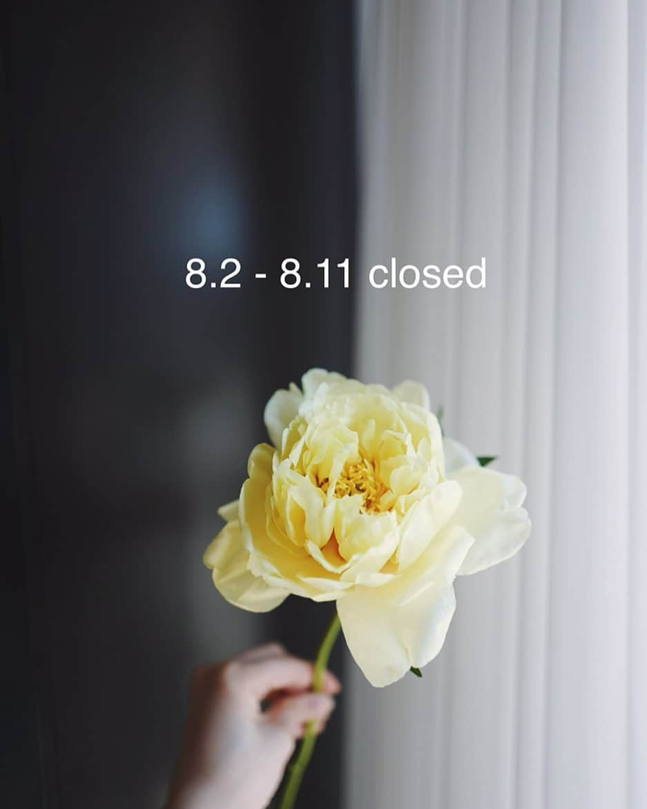 JF flower Shopさんのインスタグラム写真 - (JF flower ShopInstagram)「여름휴가  8월 2일 - 8월 11일 까지 휴가기간 입니다.  모두 즐거운 여름휴가 보내세요 🥰  . . . .#2020jfflowershop #jfflowershop #flower #florist #floral #flowerlesson #koreanflorist #flowerstagram  #koreanflower  #웨딩부케 #플로리스트 #플로리스트수업 #플라워레슨#핸드타이드  #범계플라워레슨 #안양웨딩 #플라워레슨 #꽃꽂이수업 #안양꽃집 #범계꽃집 #평촌꽃집 #과천꽃집 #인덕원꽃집 #동편마을꽃집 #포일동꽃집 #내손동꽃집  #의왕꽃집 #花#花艺设计」8月1日 9時25分 - jfflowershop