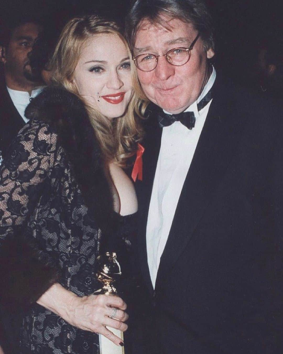 マドンナさんのインスタグラム写真 - (マドンナInstagram)「I  was so sad to hear about the passing of Alan Parker. One of the greatest directors iI’ve ever worked with—on the film Evita.  He taught me so much, believed in me ,pushed me to my limits and made an incredible film!  Thank you! 📽♥️ #alanparker #evita」8月1日 9時29分 - madonna