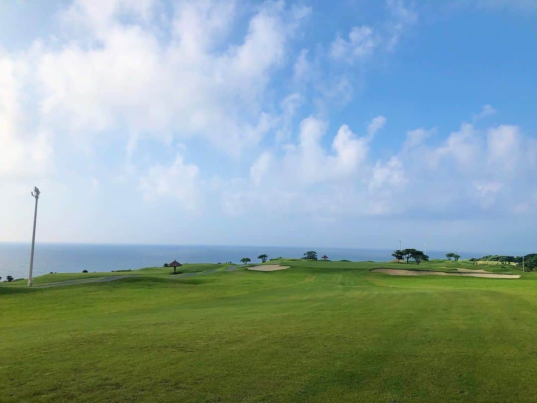 清水直行さんのインスタグラム写真 - (清水直行Instagram)「今日休日でゴルフ⛳️ リフレッシュ🏌️‍♂️💦  #沖縄  #沖縄ゴルフ #sky #clouds #そら #空 #golf  #golfstagram #golfcourse」8月1日 9時38分 - naoyuki_shimizu_