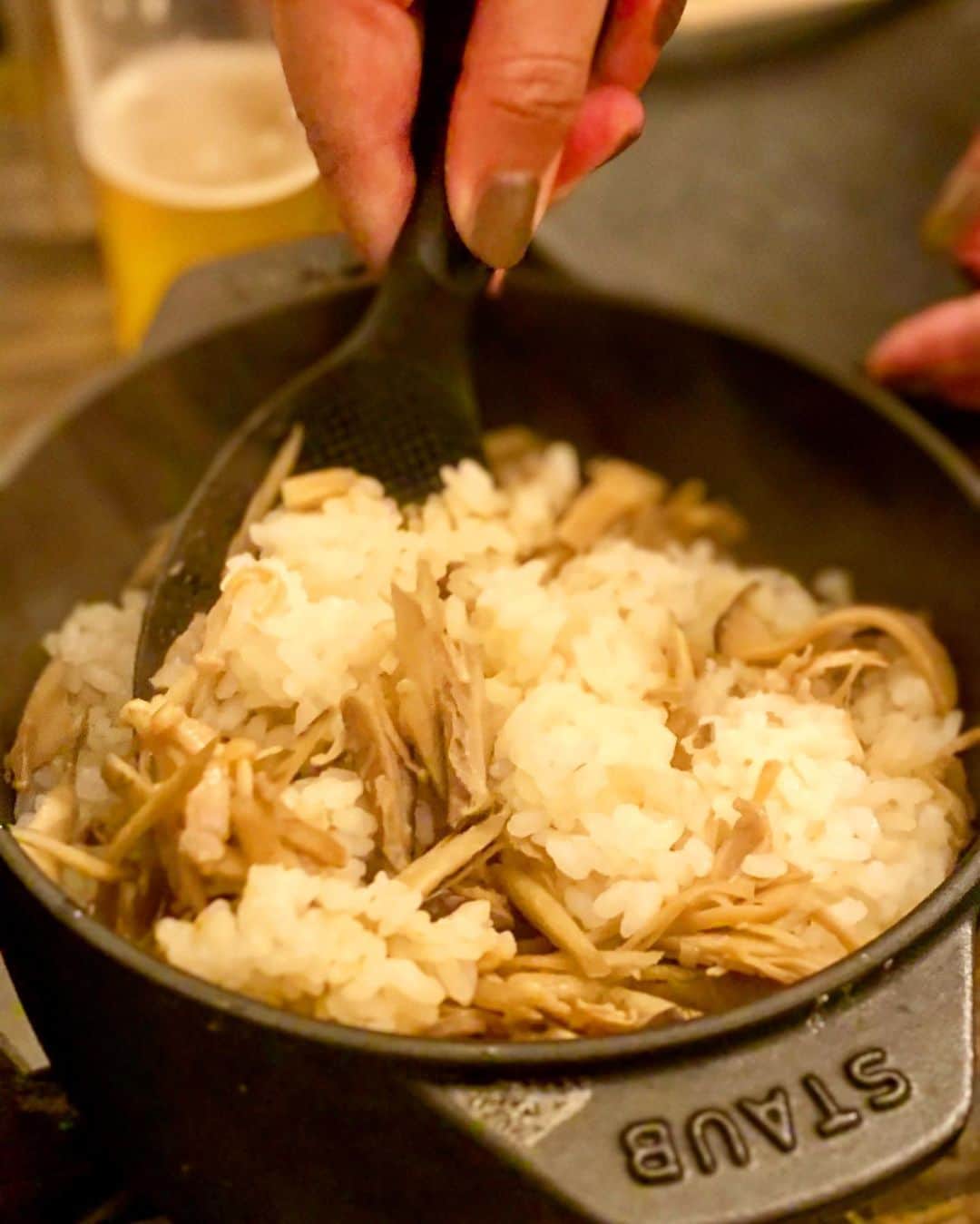多嶋沙弥さんのインスタグラム写真 - (多嶋沙弥Instagram)「ゴボウとベーコン、きのこのバター醤油ごはん🍚 . これはもう、誰が食べても美味しいと思っていて…🤤 ほそーく切ったゴボウとえりんぎ、ベーコンをバター醤油炒めして、 ご飯を蒸らすタイミングで加えます💓 お米にもほんの少し醤油と酒を加えて炊きますが、 ほんのりと香るバターに思わず顔もほころびますよ🥰 . また食べたいなぁ💓 #ママモデル#男の子ママ#料理好き#STAUBのお鍋が最高」8月1日 9時39分 - saya_tajima